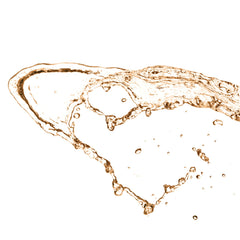 Aplicación de la bruma facial Mario Badescu en el rostro para revitalizar la piel.