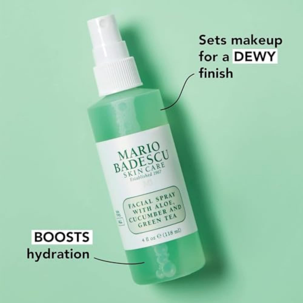 Aplicación en rostro con la bruma facial de Mario Badescu para revitalizar la piel.