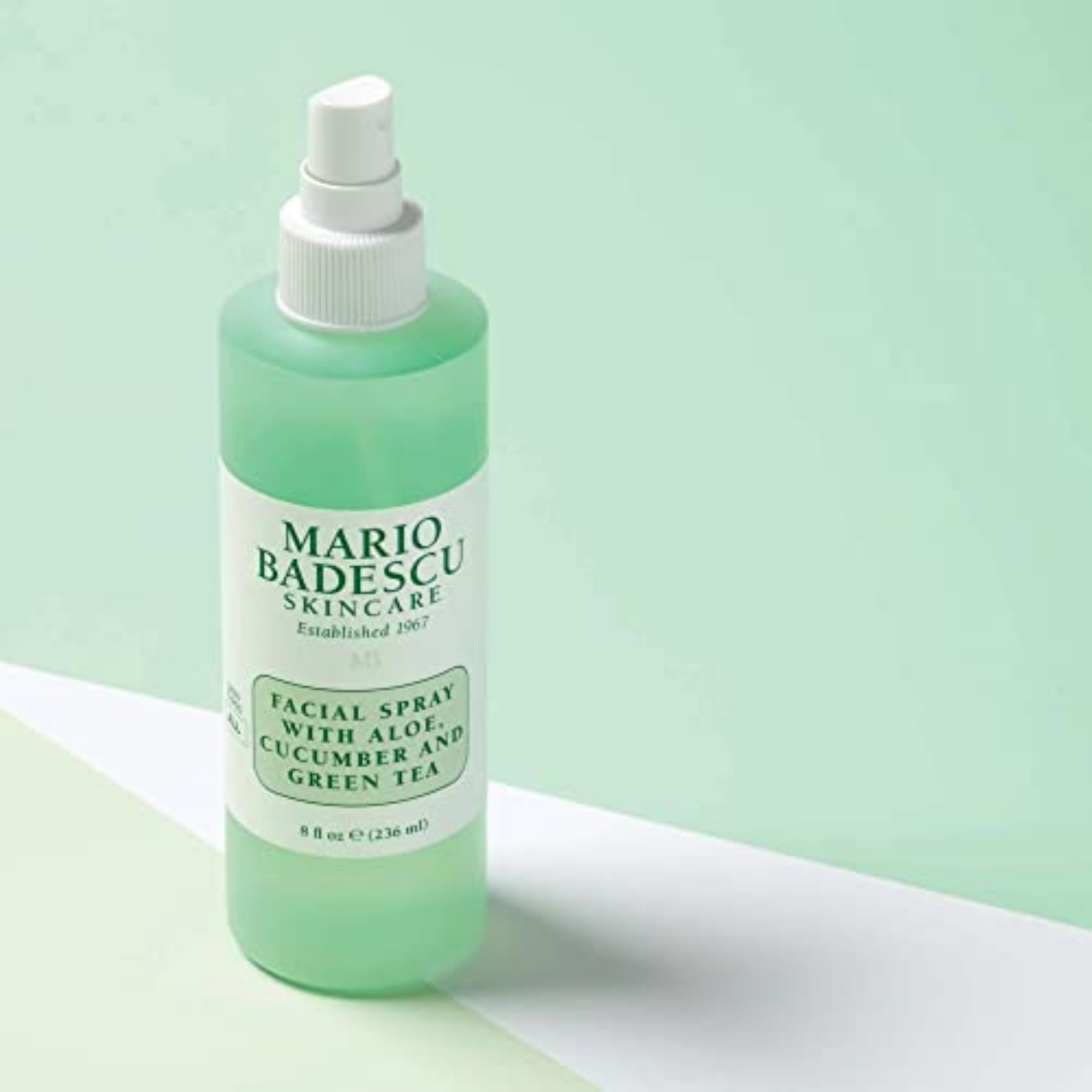 Uso post maquillaje para un acabado radiante con Mario Badescu bruma facial.