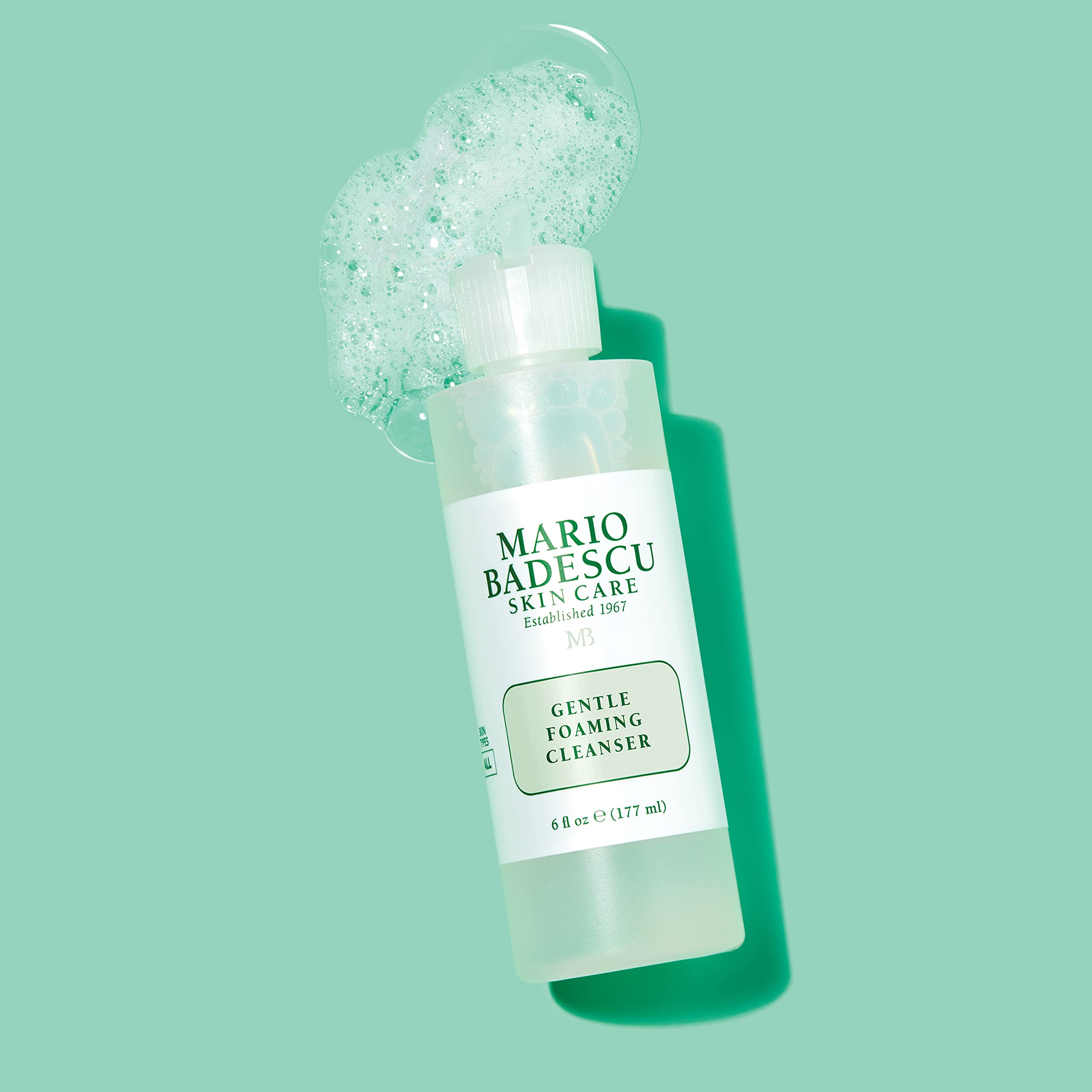 Aplicación de doble limpieza con aceite Mario Badescu para mayor limpieza.