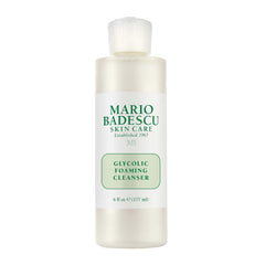 Mario Badescu Glycolic Foaming Cleanser: botella visible y piel más luminosa tras uso suave.