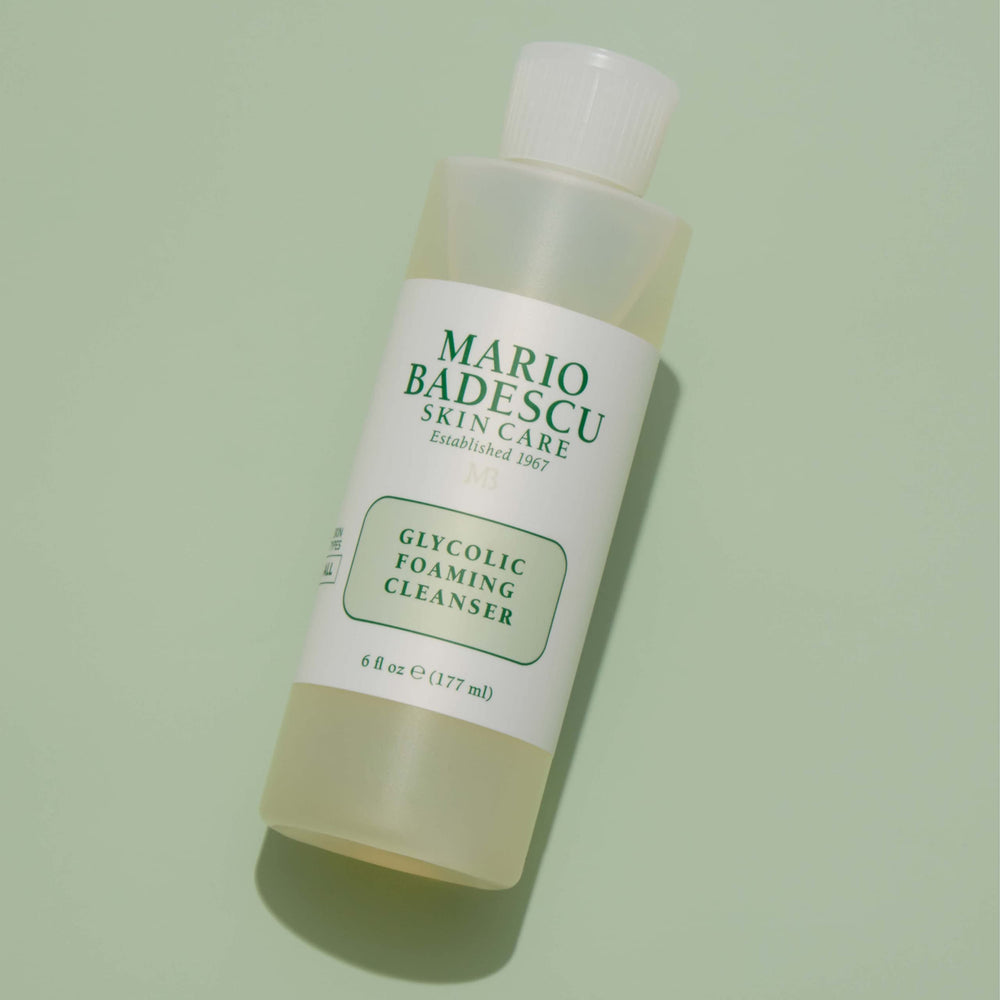 Mario Badescu Glycolic Foaming Cleanser: embalaje compacto para viaje y hogar.