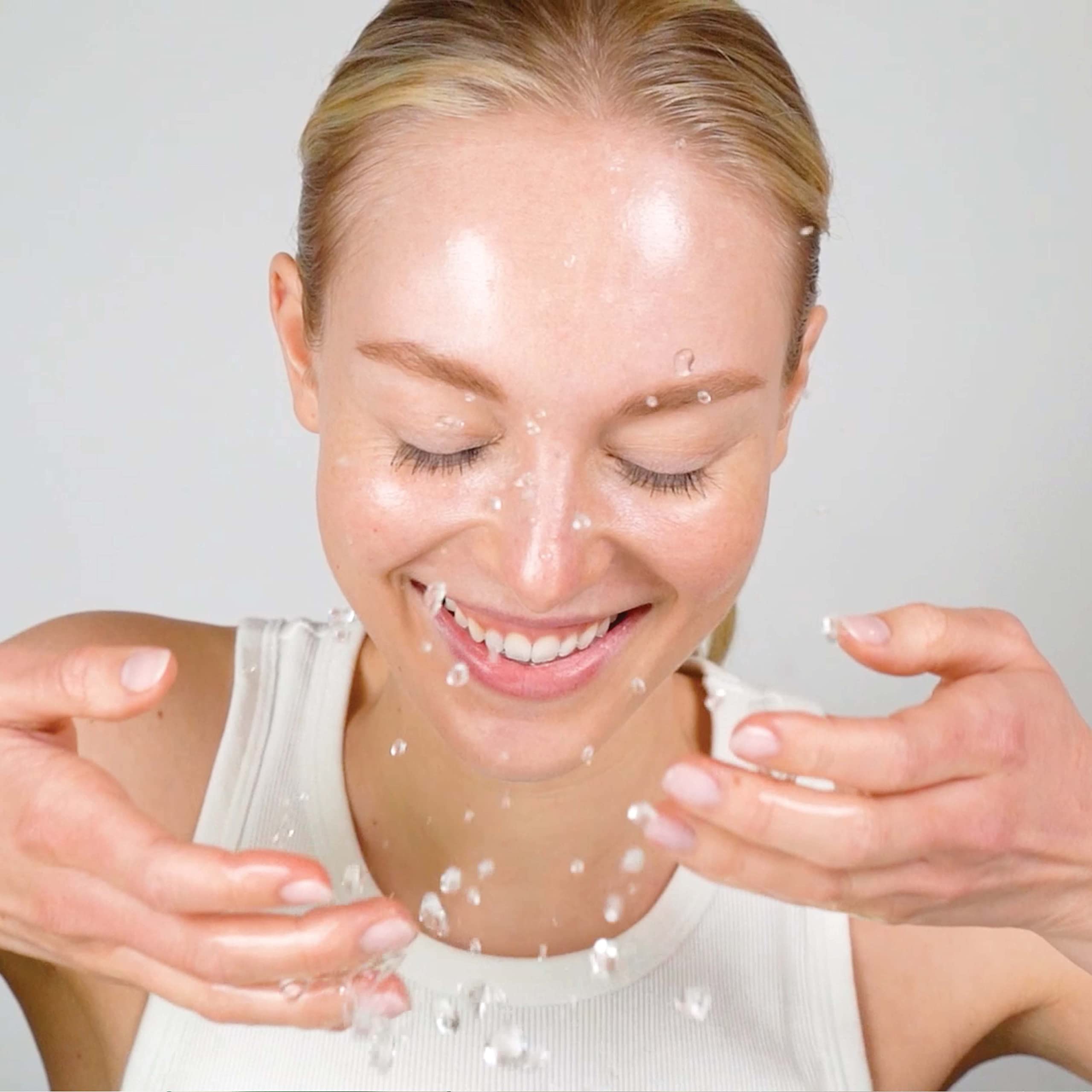 Mario Badescu Glycolic Foaming Cleanser: ingredientes calmantes al purificar durante la limpieza.
