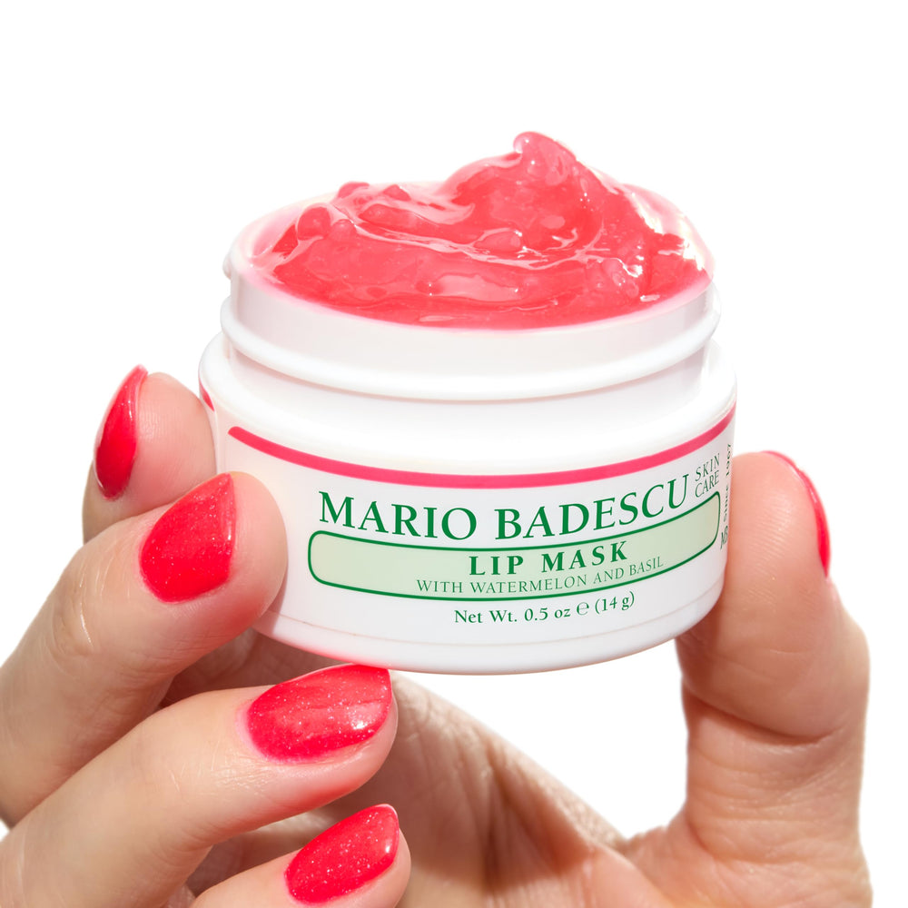 Mario Badescu aporta manteca de karité para labios nutridos durante la noche.