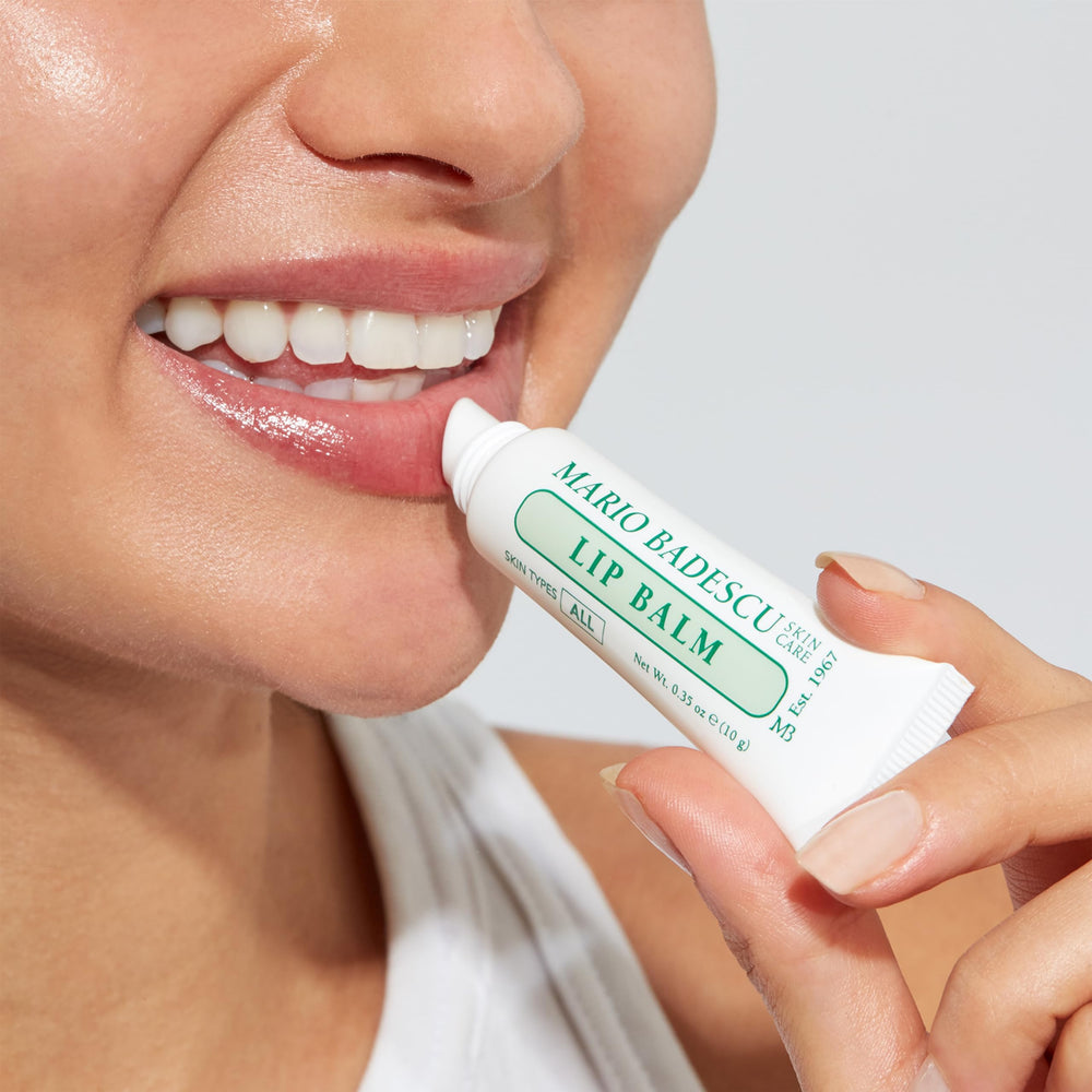 Bálsamo labial Mario Badescu, textura velvet y suave al aplicar.