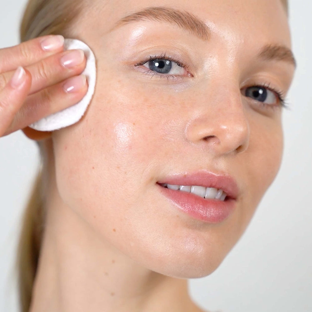 Rostro limpio tras la limpieza, con tonificador ligero de Mario Badescu.