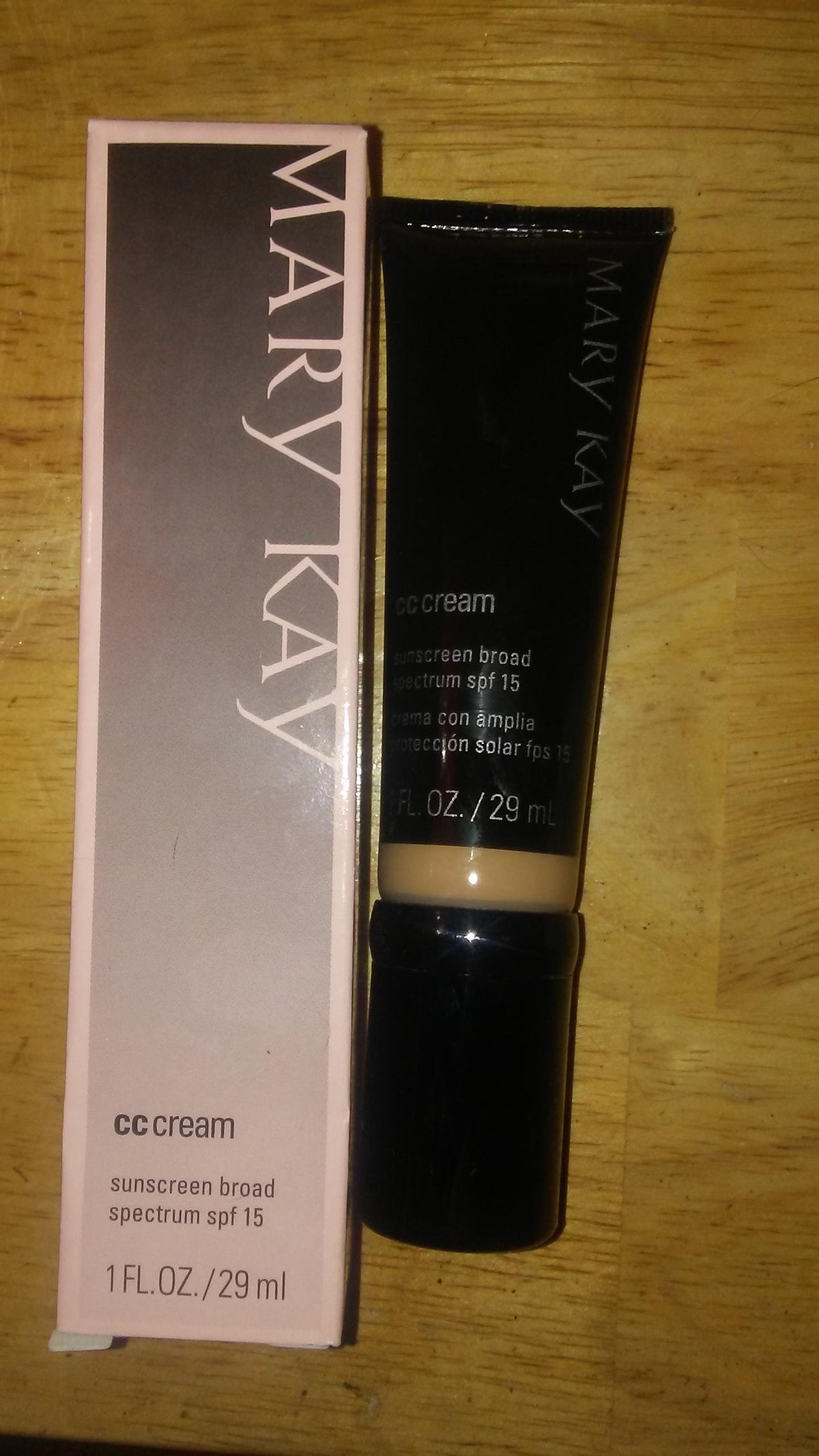 Mary Kay CC Cream SPF 15 en tubo, tono Medio a Profundo, unifica tono y protege rayos ultravioleta.