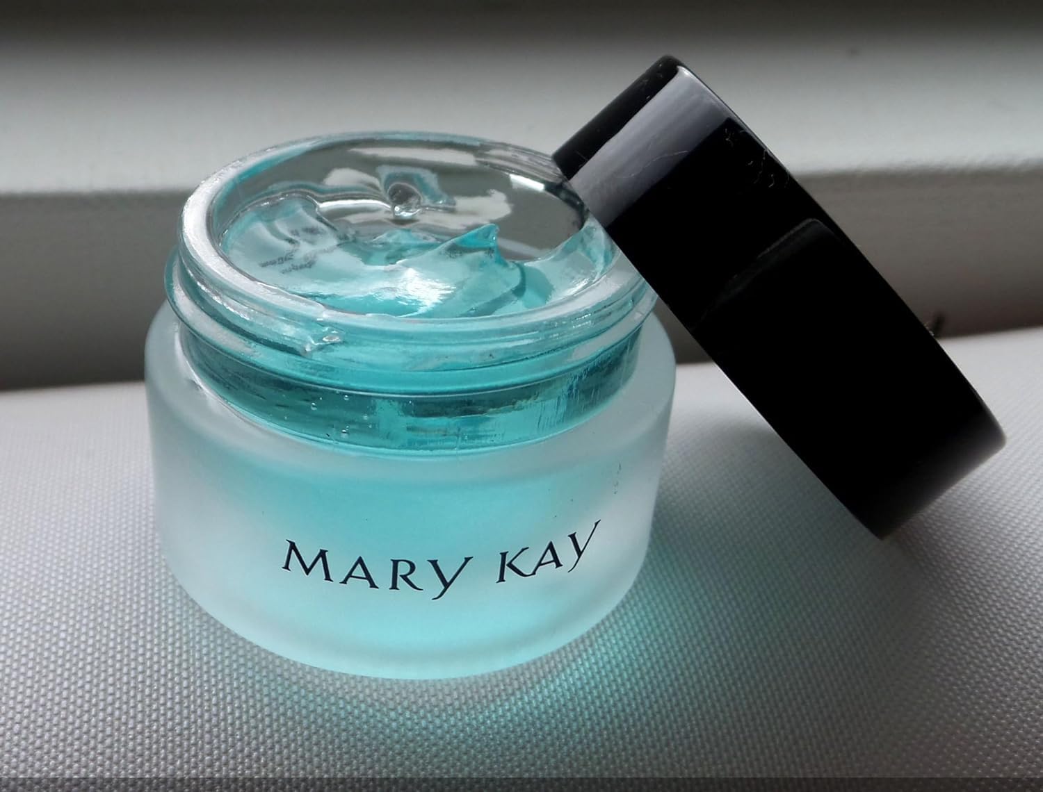 Mary Kay Indulge gel calmante para ojos, alivia la hinchazón.