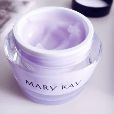 Mary Kay Oil-Free Hydrating Gel closeup texture, silky and refreshing feel on skin.