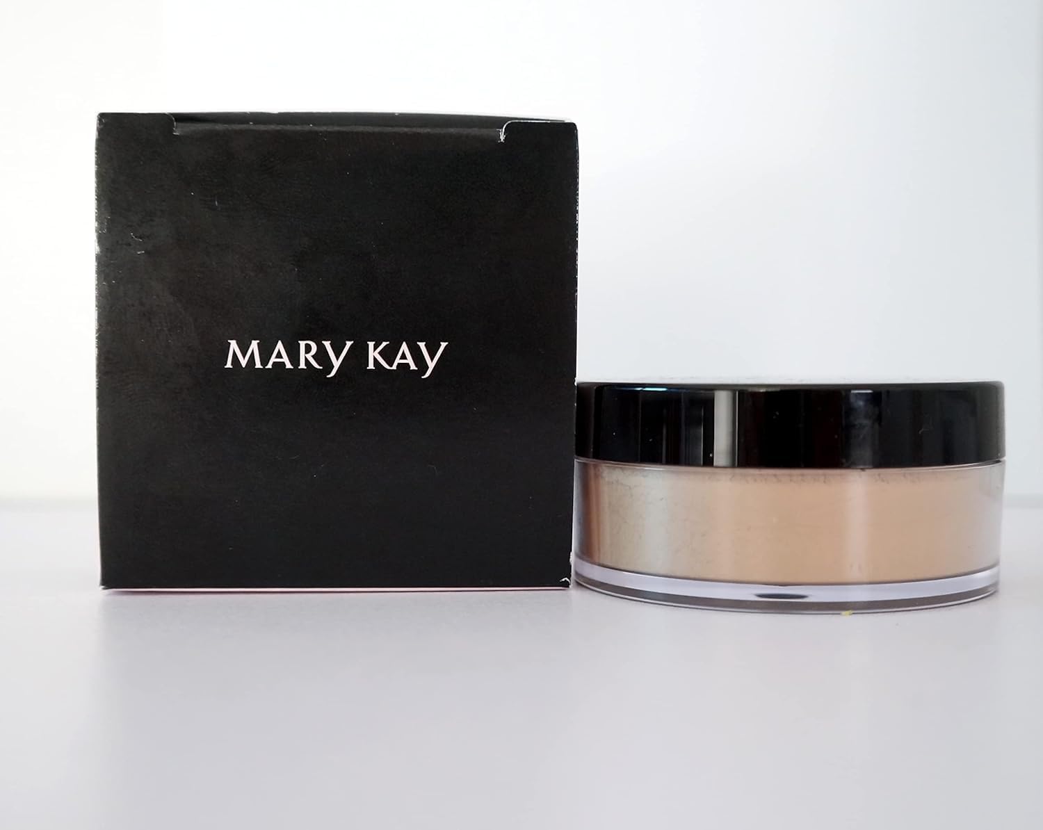 Mary Kay Polvo Seda envase en primer plano para fijar el maquillaje con suavidad