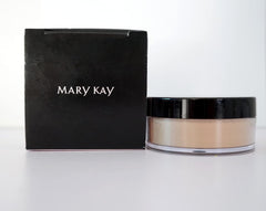Mary Kay Polvo Seda envase en primer plano para fijar el maquillaje con suavidad