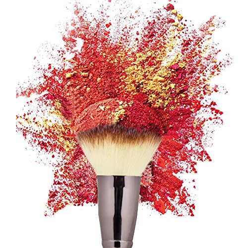 Matto Powder Mineral Brush ergonomic handle enhances control during makeup application.