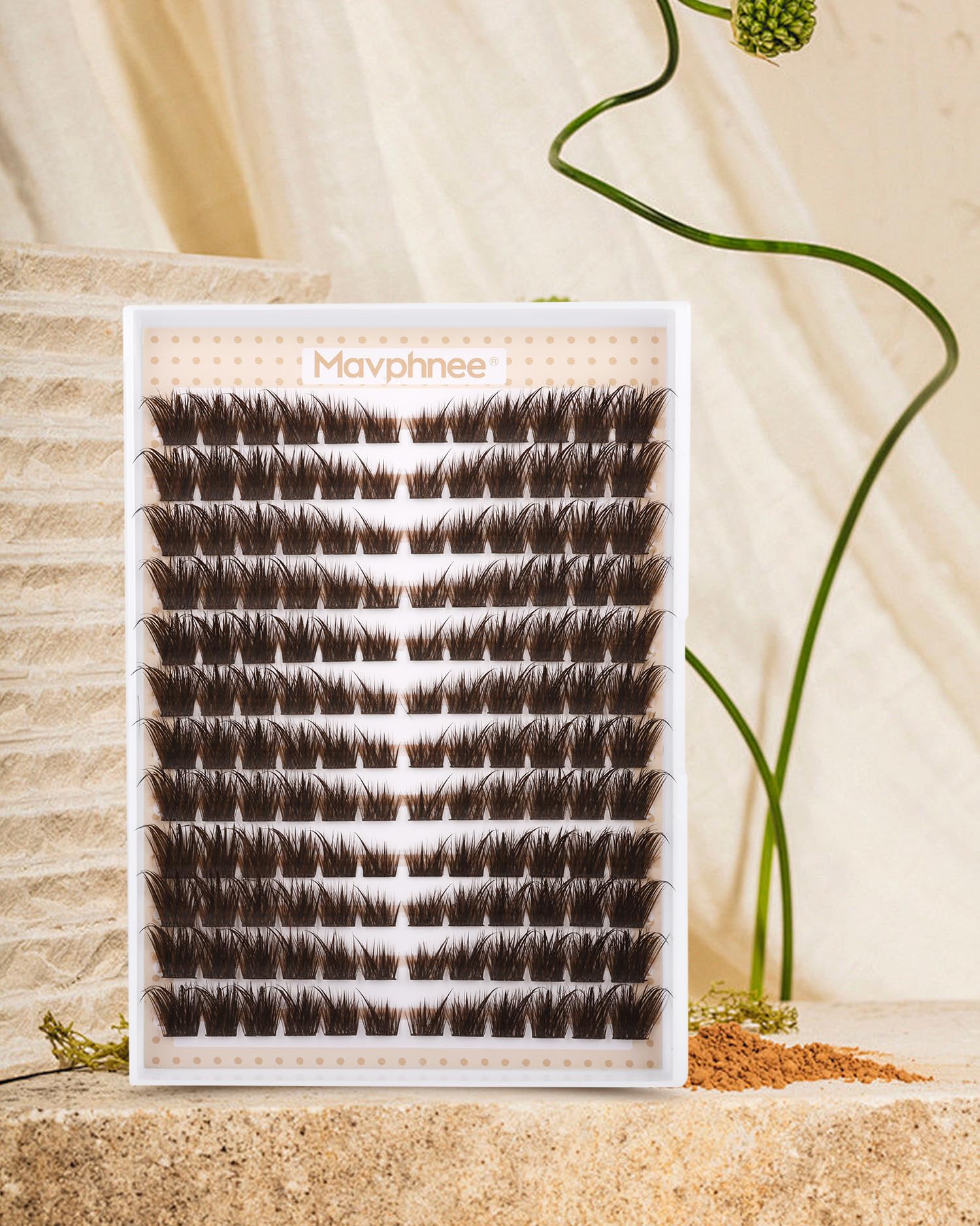 Mavphnee 144-piece kit supports versatile cat-eye looks.