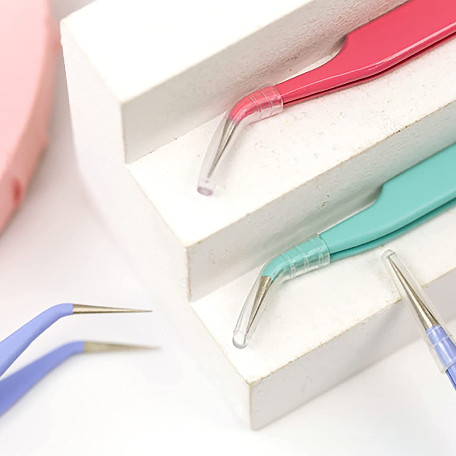 MAXLEAF eyelash-extension tool pink enables precise grafting and placement.