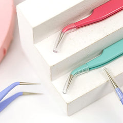 MAXLEAF eyelash-extension tool pink enables precise grafting and placement.