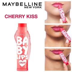 Aplicación suave de Maybelline Baby Lips Cherry Kiss en los labios.