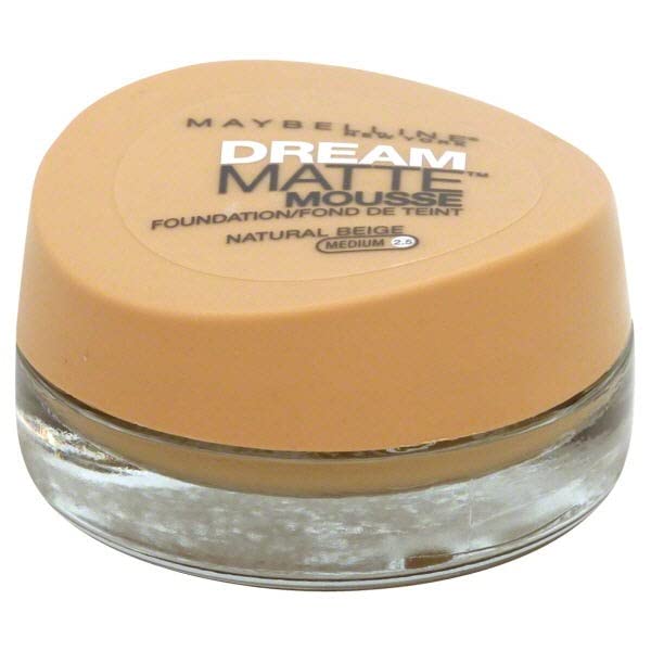 Aplicación con dedos de Maybelline Dream Matte Mousse para cobertura uniforme