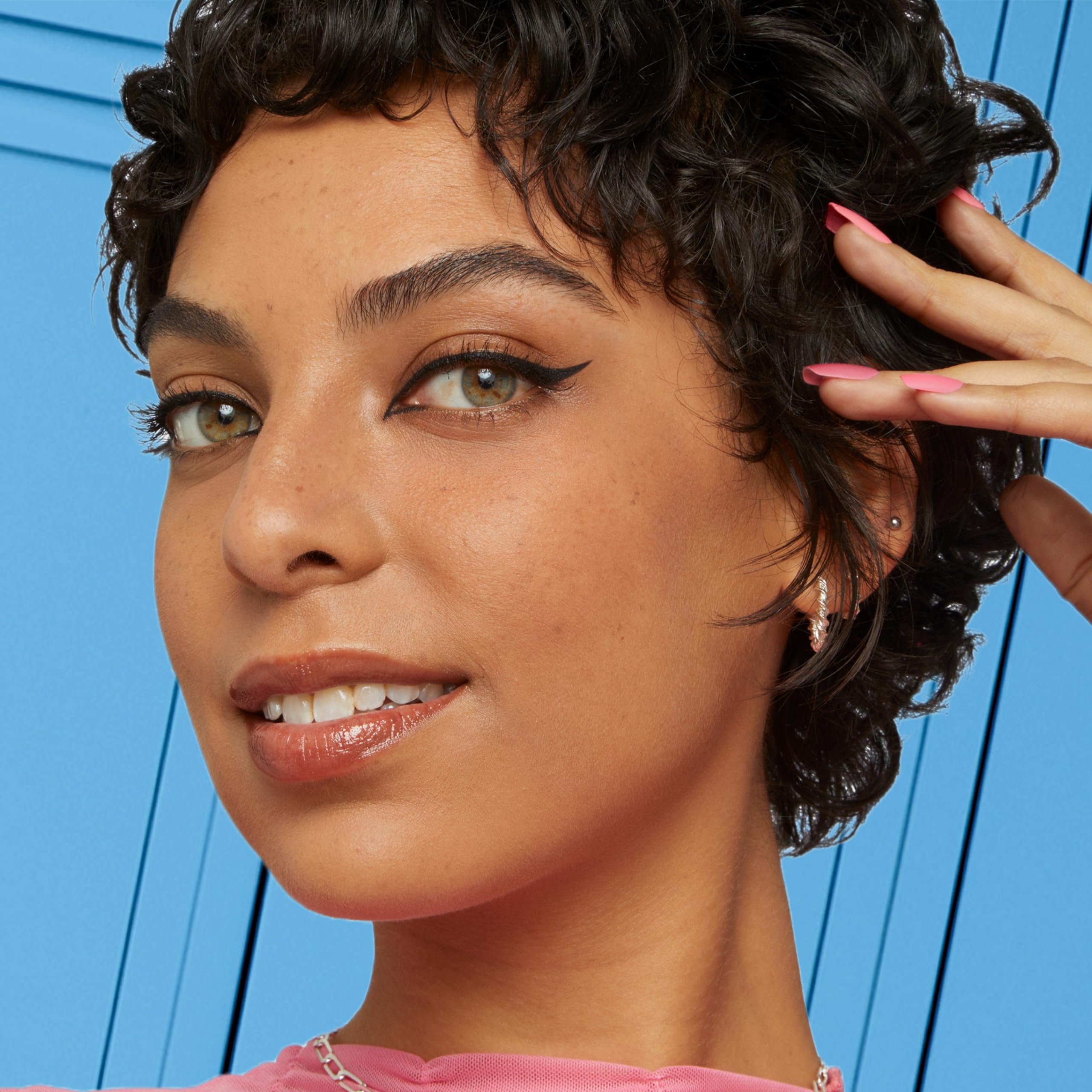 Maybelline Eyestudio Master Precise, punta de precisión para delinear con una pasada.