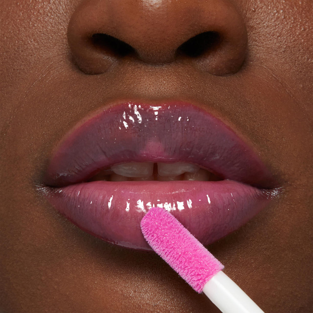 Color intenso y duradero para uso diario con MAYBELLINE Lifter Gloss Plump