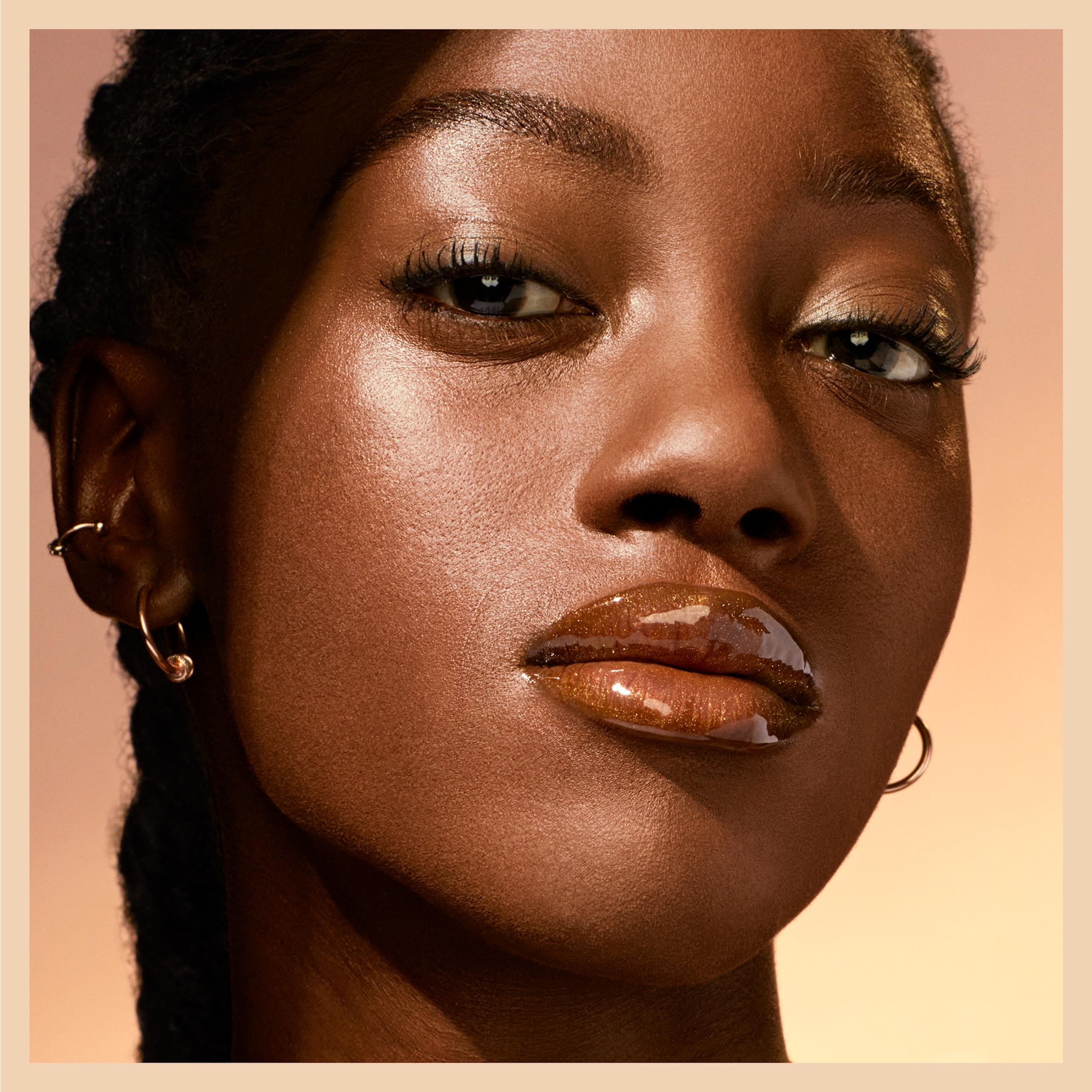 Maybelline Lifter Gloss Reef: aplicación de una pasada para un acabado uniforme.