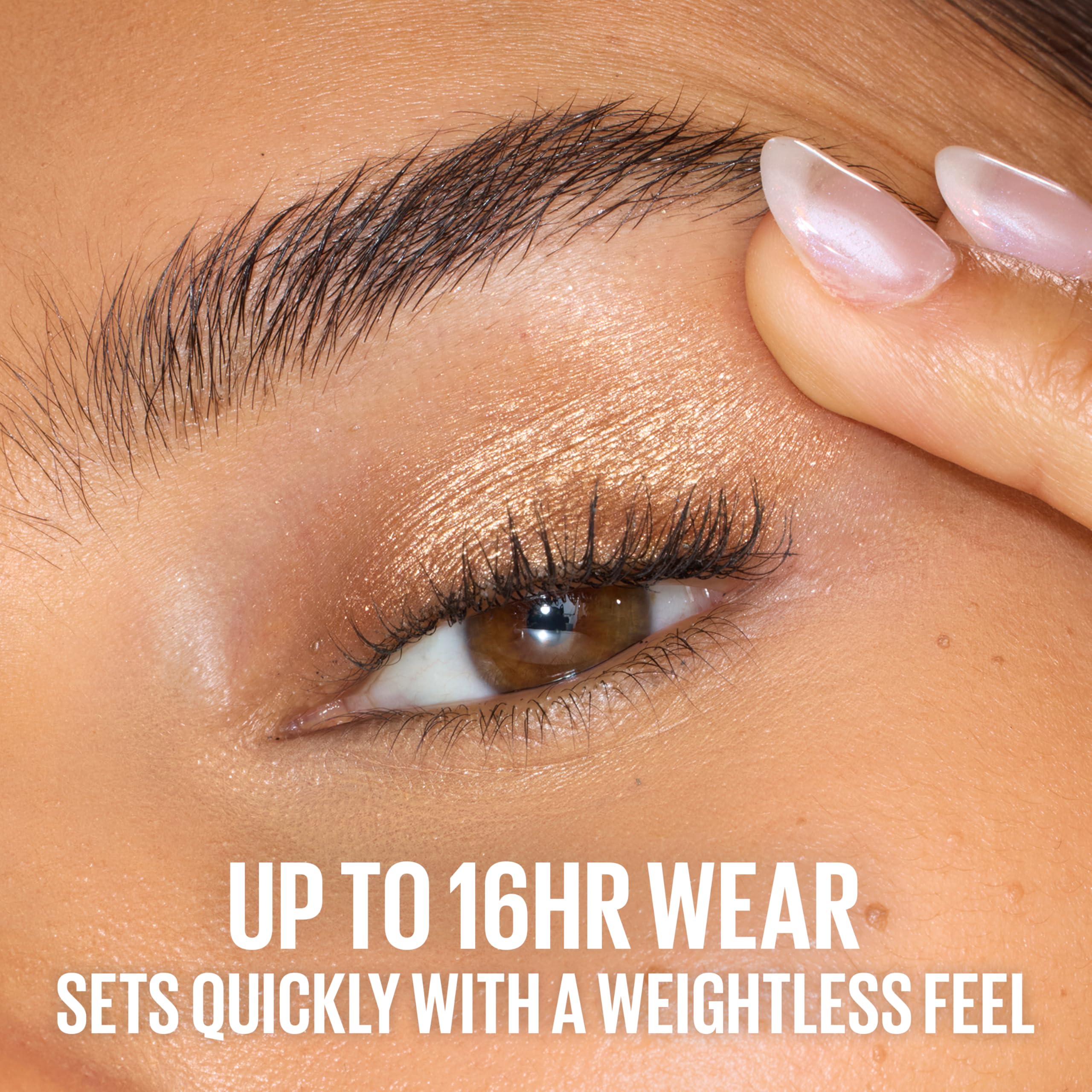 Fórmula resistente a transferencia para looks duraderos con MAYBELLINE Shadow Drip.