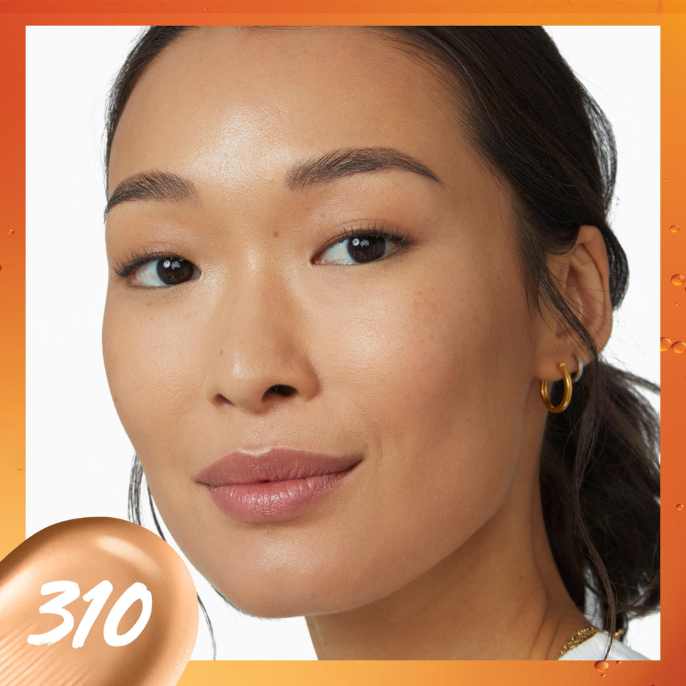 Maybelline Skin Tint con vitamina C brinda brillo natural y piel luminosa.