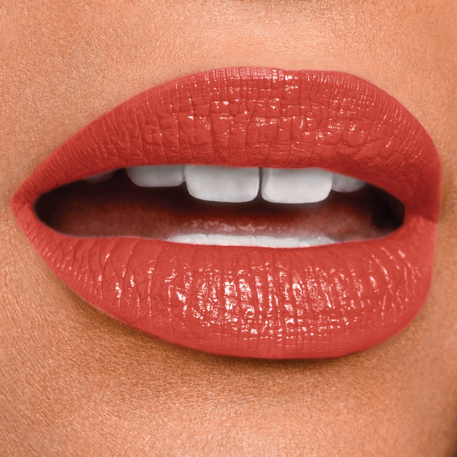 Color coral continuo de Maybelline Super Stay 24 para labios llamativos.