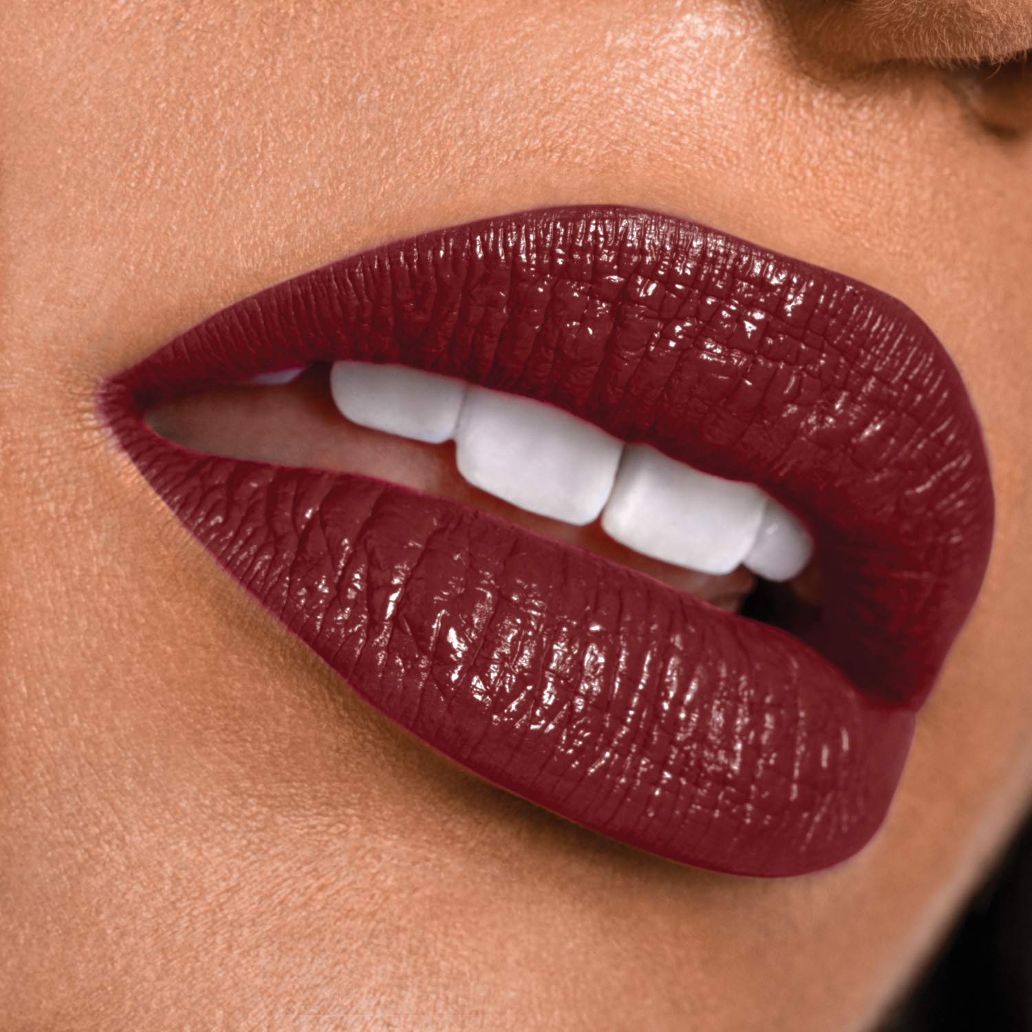 Maybelline Super Stay 24, tono Plum Red, look elegante y duradero.