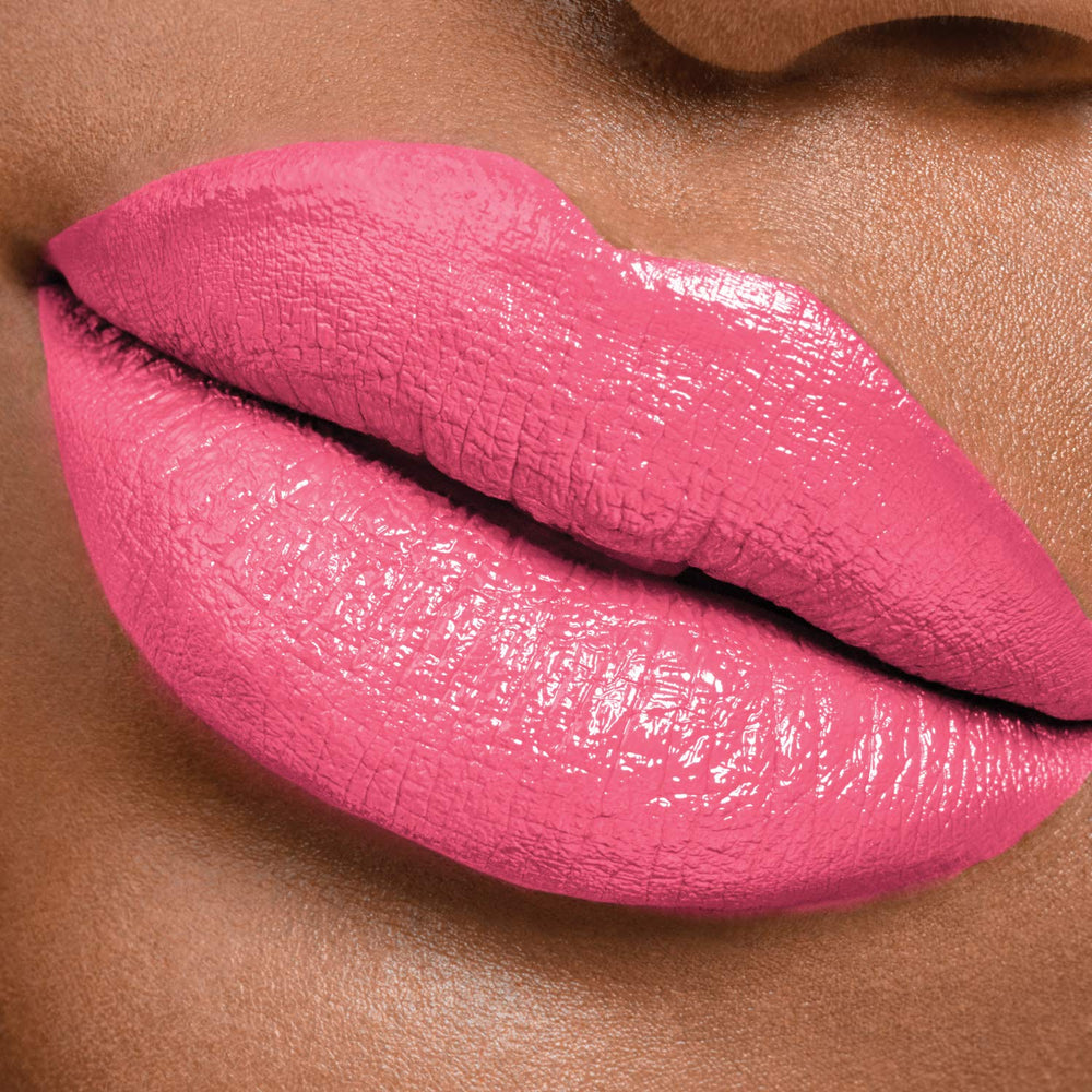 Maybelline Super Stay 24 acabado duradero sin transferencia visible.