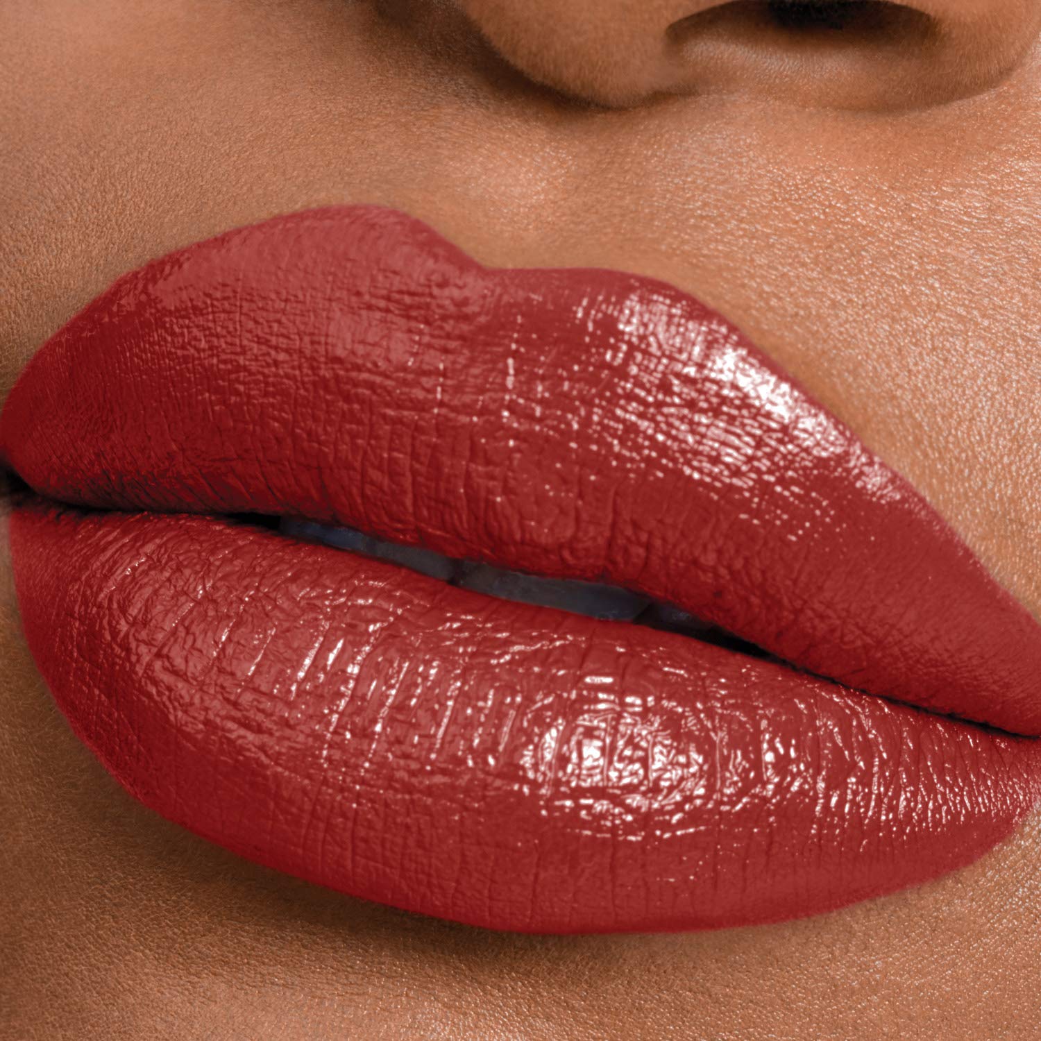 Maybelline Super Stay 24 no transfiere y mantiene el color.