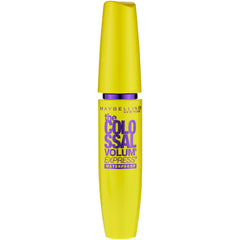 Rímel impermeable Maybelline Colossal aplicado para un acabado duradero y resistente al agua.