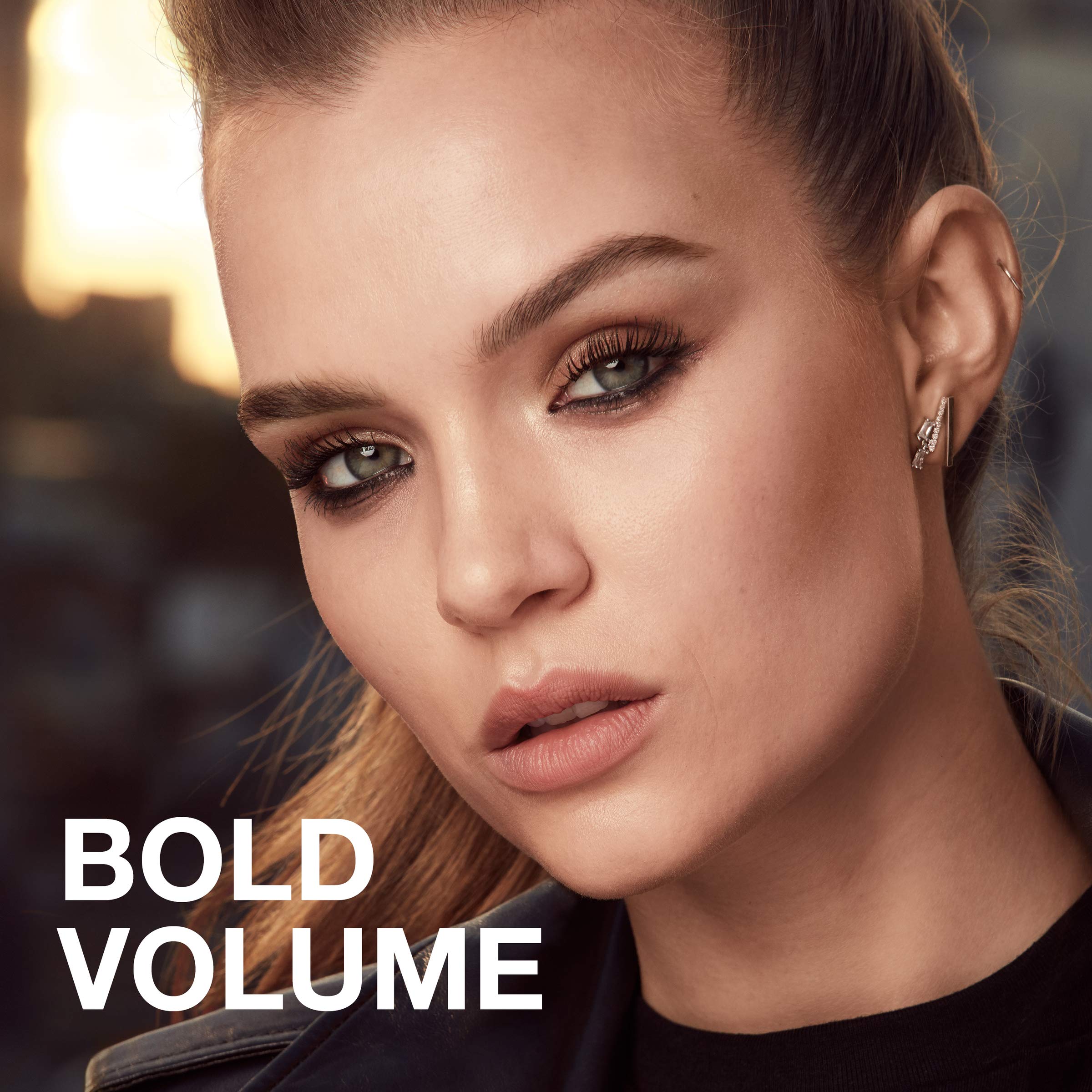 Lashes after application with dramatic Volum' Express Colossal effect.