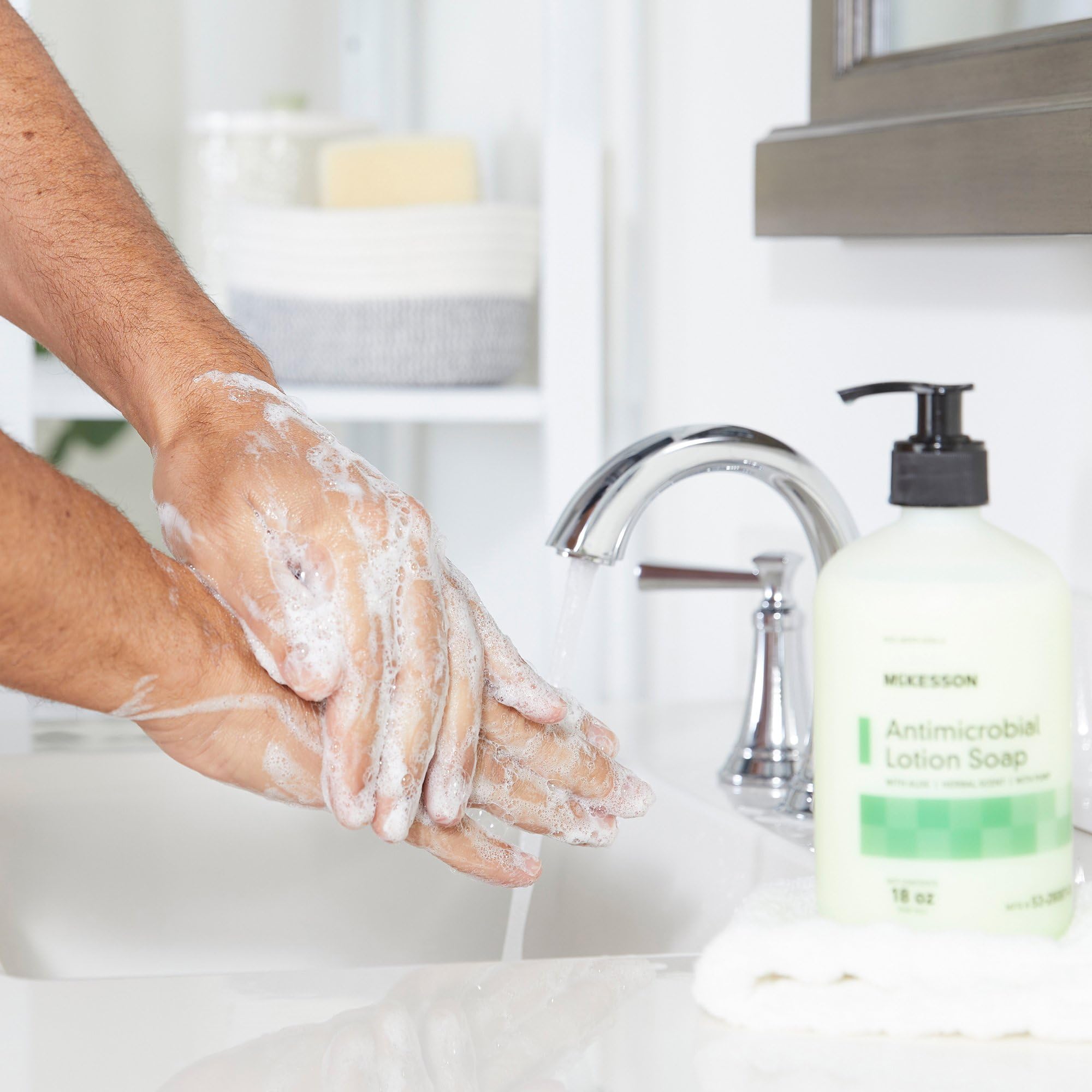 Jabón McKesson con aloe protege y suaviza la piel durante el lavado