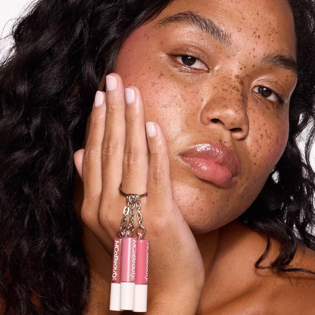 MCoBeauty brillos labiales trío, tres tubos en primer plano con tonos rosado