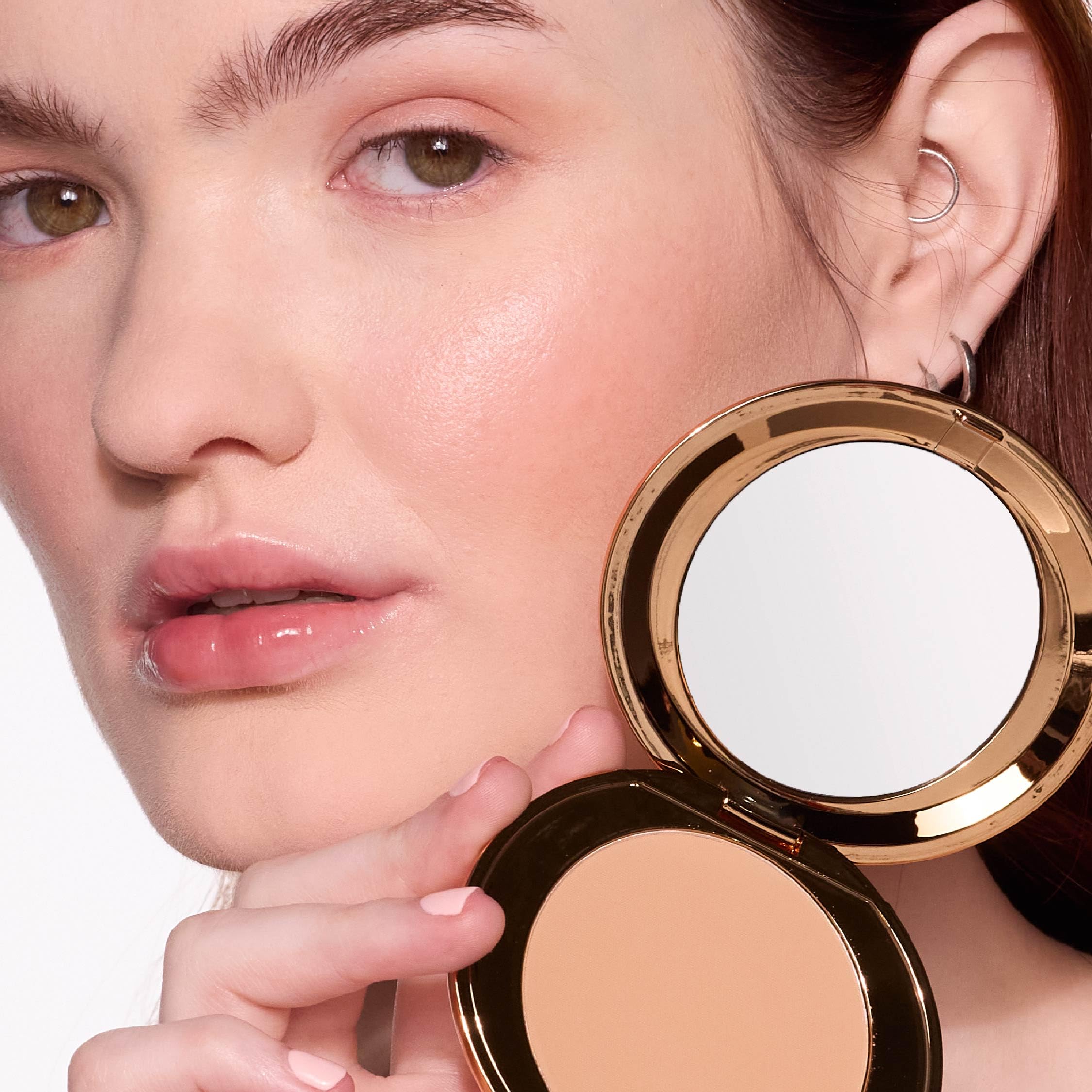 MCoBeauty Compacto con espejo para retoques rápidos en cualquier lugar.