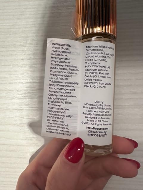 MCoBeauty Flawless Glow muestra aplicación precisa en pómulos para resaltar rasgos