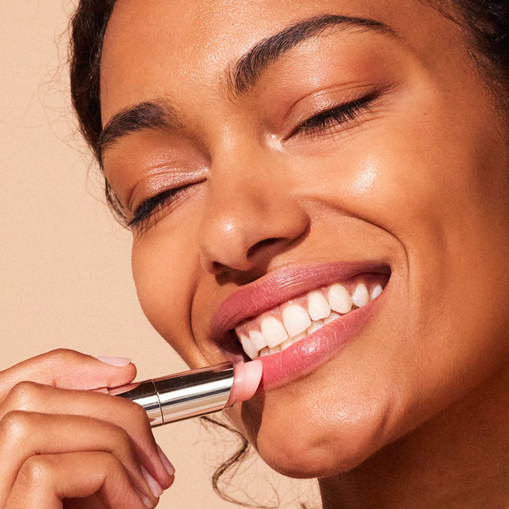 Manteca de karité y aceites nutre labios con hidratación duradera.