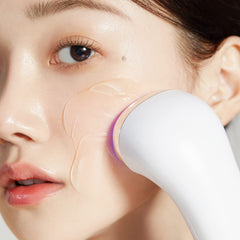 Medicube Age-R Booster Serum aplicación: técnica suave para mejor absorción.