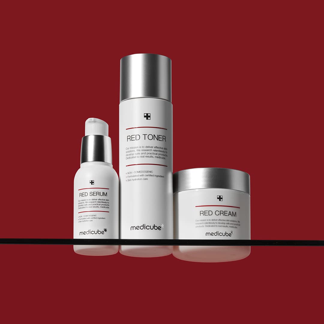 Primer plano de piel con Medicube Red Cream 2.0, toque suave y calmante.