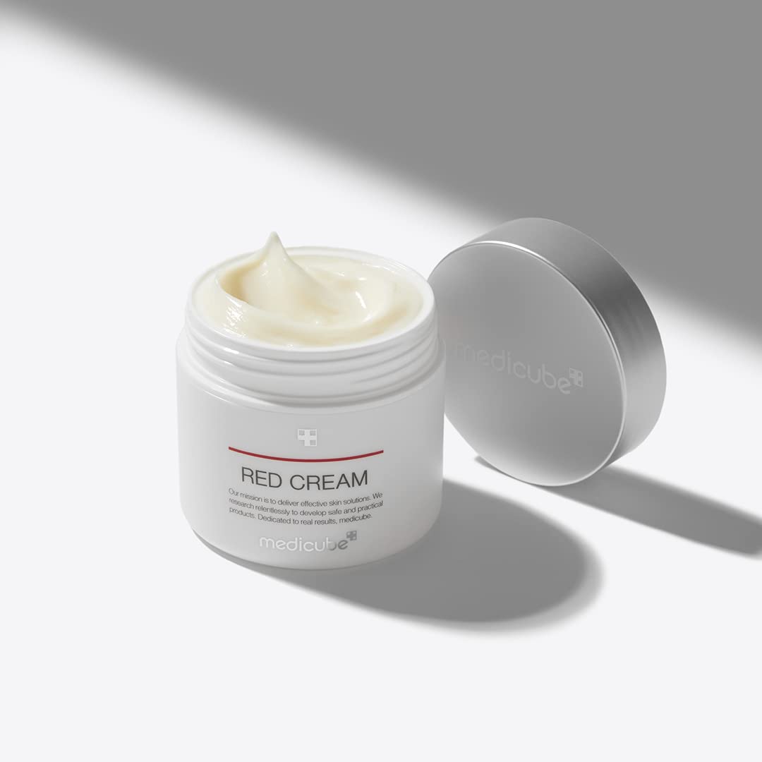 Textura crema suave de Medicube Red Cream 2.0 para uso diario.