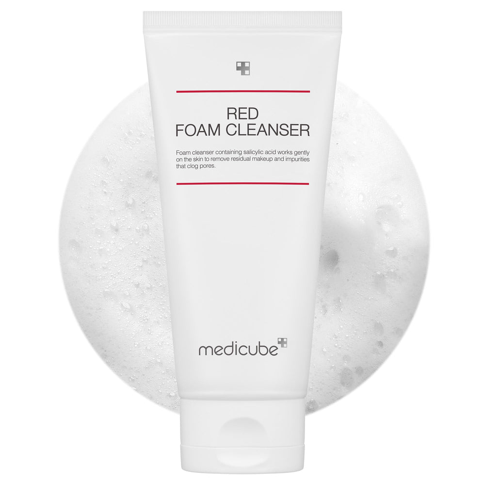 Medicube Limpiador de espuma roja, botella visible, beneficios de limpieza suave para piel sensible.