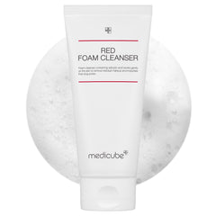 Medicube Limpiador de espuma roja, botella visible, beneficios de limpieza suave para piel sensible.