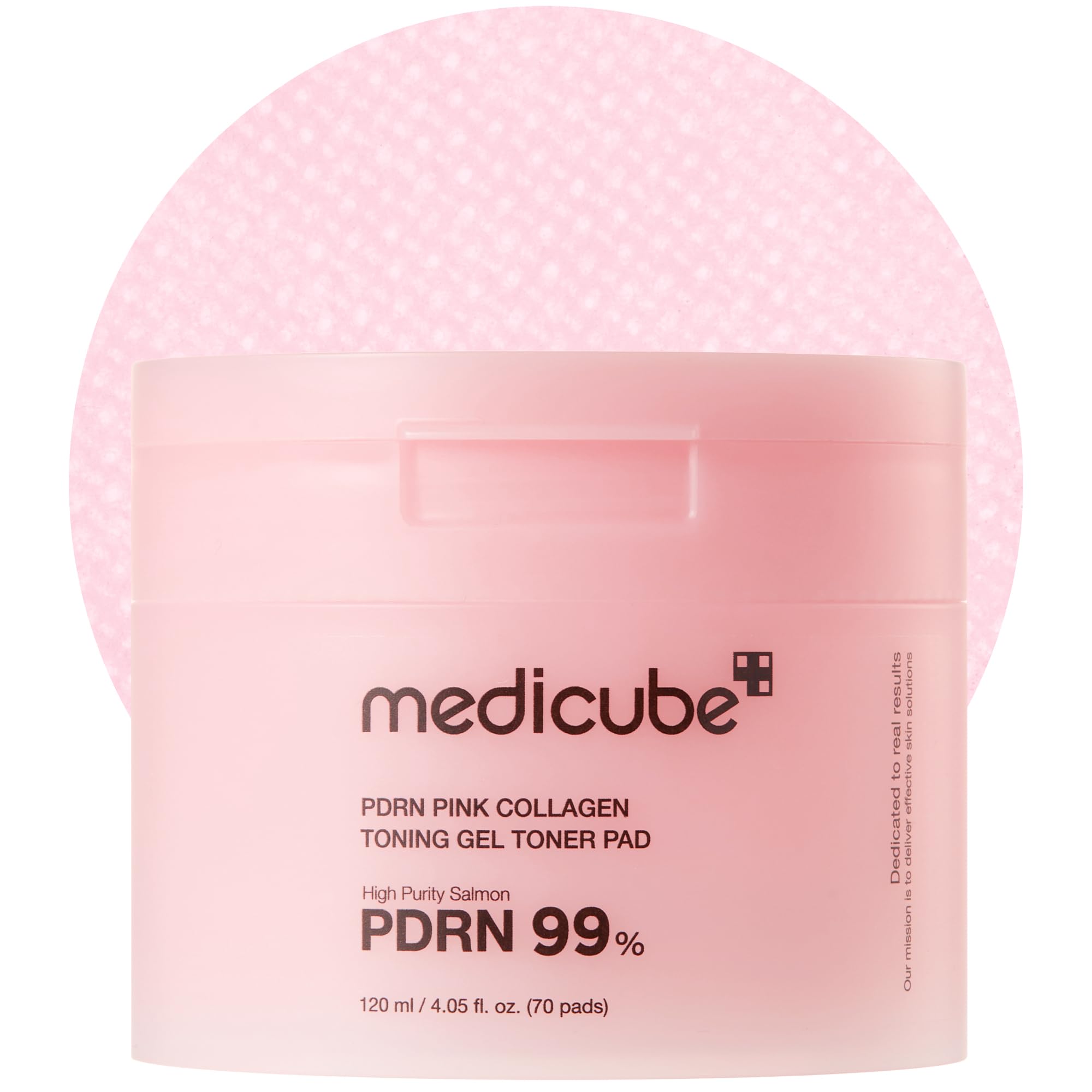 El empaque rosa de Medicube con almohadillas tonificantes facilita la rutina facial diaria.