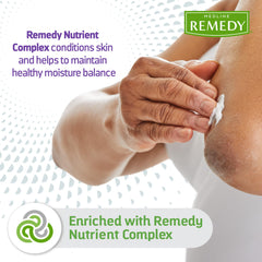 Aplicación suave de Medline Remedy Clinical en manos para hidratación rápida.
