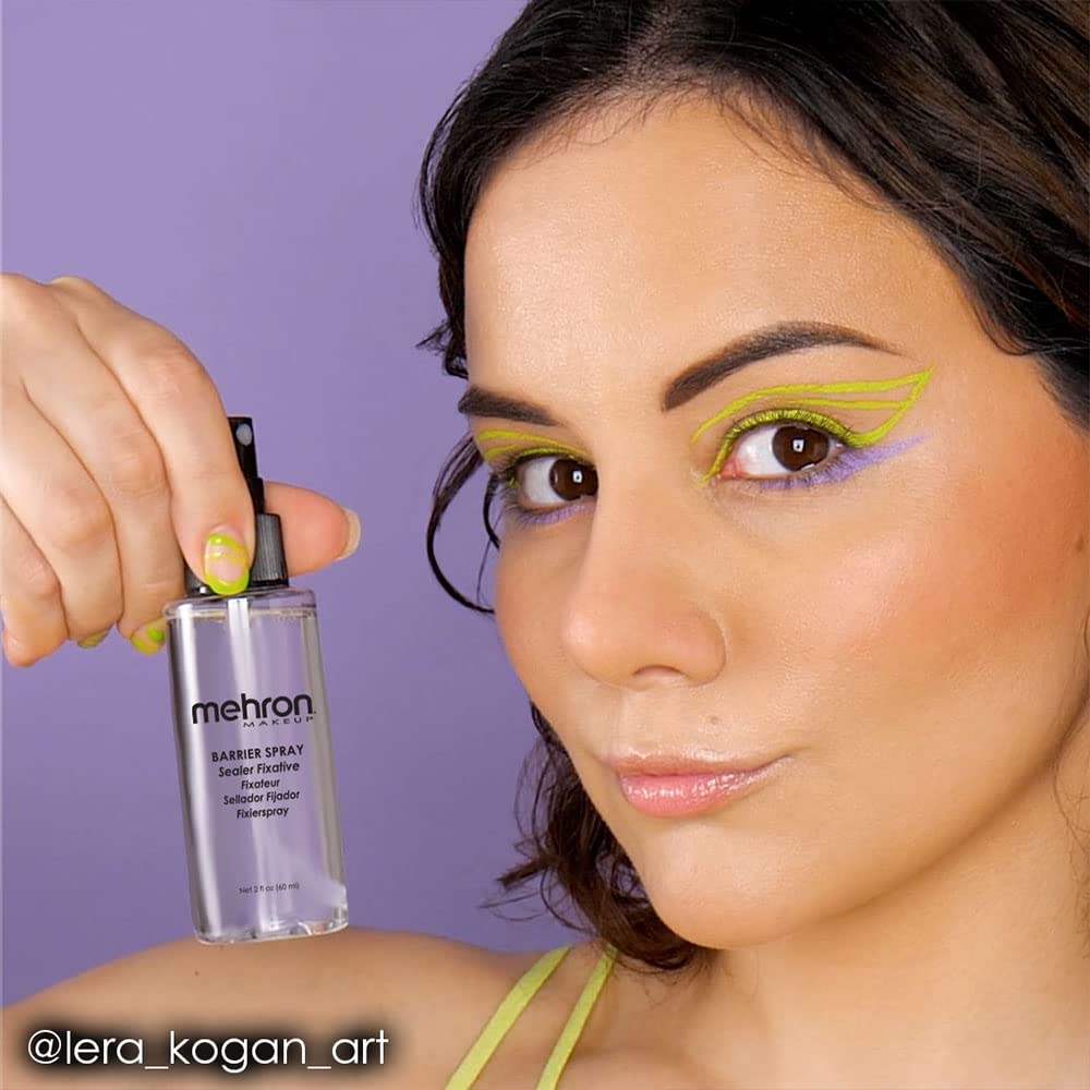Protección de piel sensible antes del maquillaje con Mehron Barrier Spray.
