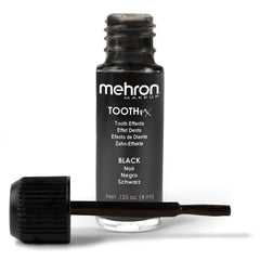 Mehron Tooth FX Negro aplicado con pincel para un look de miedo.