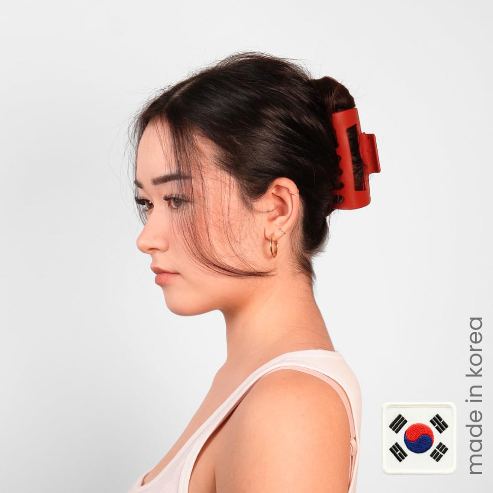 MELLO red medium hair claw clip close-up of inward-curving teeth for scalp comfort.