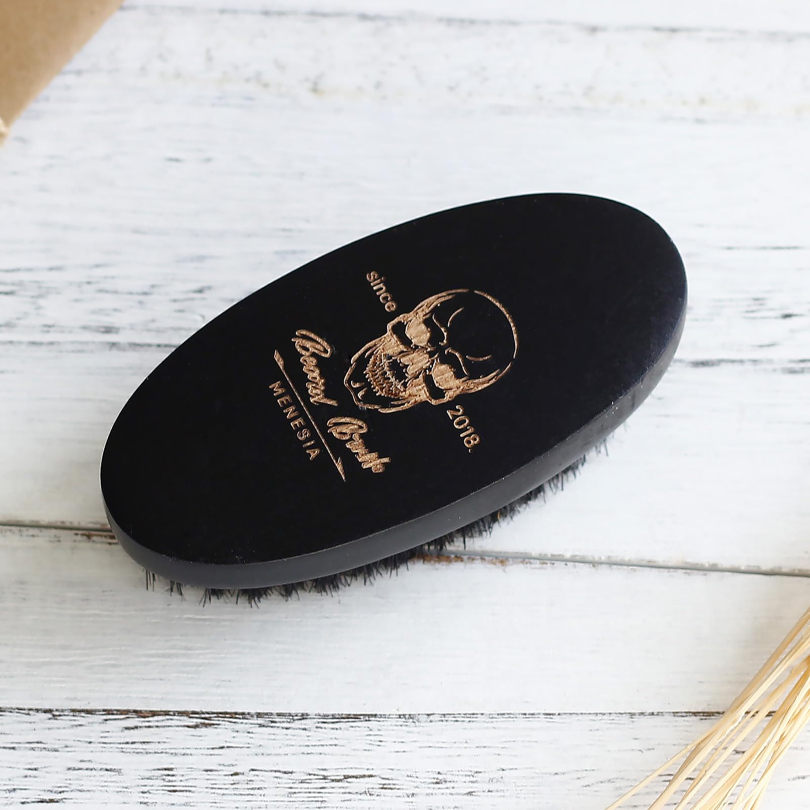 Menesia ergonomic grip design for comfortable daily grooming.