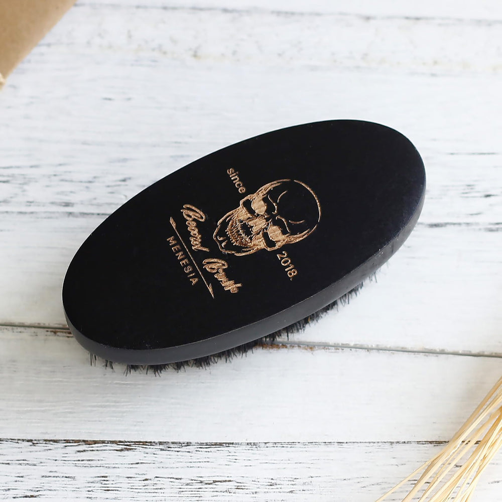 Menesia ergonomic grip design for comfortable daily grooming.