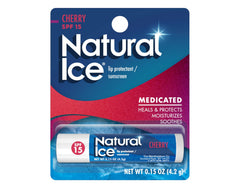 Aplicación suave del bálsamo Mentholatum Natural Ice Cereza SPF 15 con sabor a cereza.